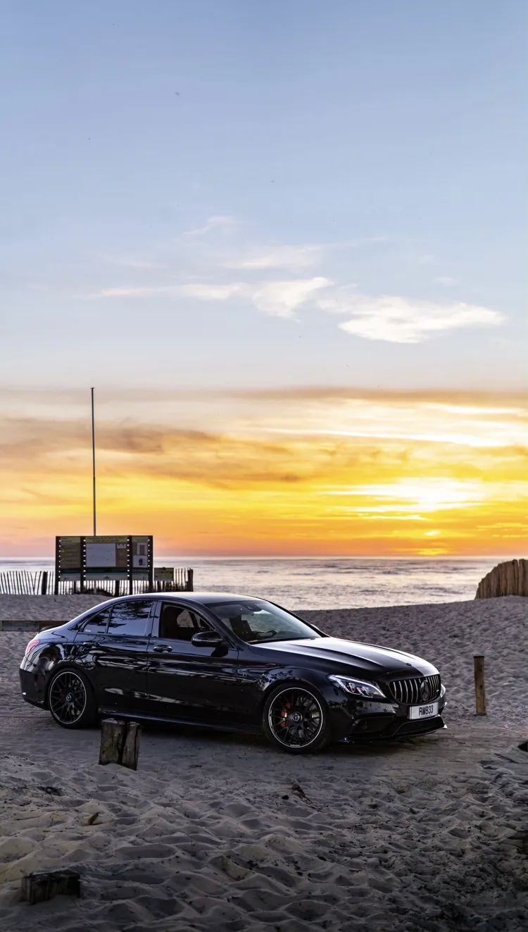 Véhicule Mercedes noir photographié au coucher du soleil